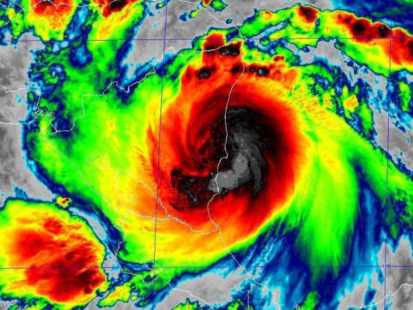 El centro de Julia se movía a media mañana del lunes en suelo de Guatemala, y según el CNH se mantiene “el riesgo” de inundaciones y deslizamientos de tierra que “amenazan la vida” en Centroamérica y el sur de México.