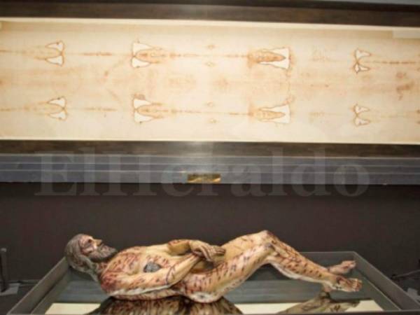 Esta escultura rememora como hace más de 2,000 años el cuerpo crucificado y sin vida de Jesús fue amortajado en un lienzo, confeccionado en lino puro para ser llevado al sepulcro.