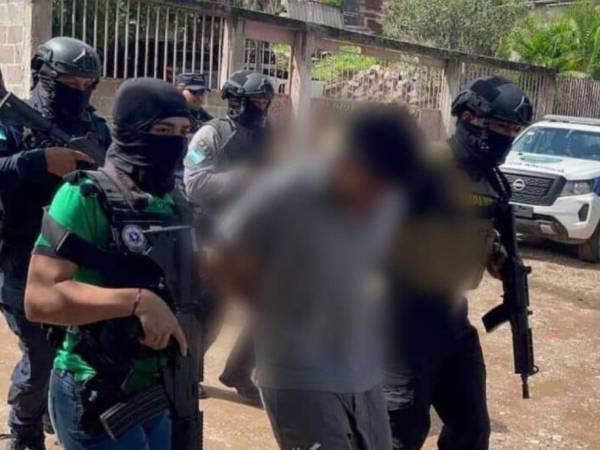 Conmocionados y al tiempo agradecidos con la defensa pública, reaccionaron los padres del joven Aron Absavet Flores, luego de que recibiera sobreseimiento provisional en los Juzgados, tras ser vinculado a la muerte de un estudiante del Instituto Jesús Milla Selva. Sin embargo, ahora inician una nueva lucha: que limpien expediente del joven.