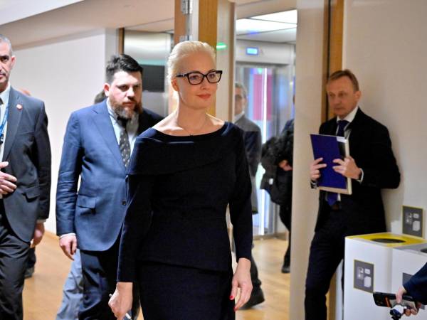 Yulia Navalnaya se reunió con líderes europeos en Bruselas el 19 de febrero, días después de que su marido murió en prisión. (Alessandro Di Meo/EPA, vÍa Shutterstock)