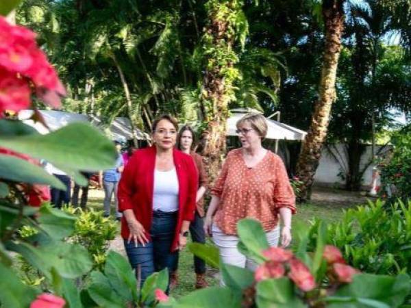 La presidenta de Honduras, Xiomara Castro, sostuvo una reunión con la embajadora de Estados Unidos, Laura Dogu, en un encuentro que buscó fortalecer las relaciones entre ambos países. Ocurrió en Olancho y esto fue lo que hablaron.