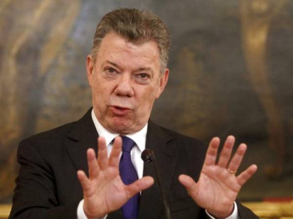 En esta foto de archivo del 26 de enero de 2018 el presidente de Colombia, Juan Manuel Santos, se dirige a los medios luego de conversar con el presidente austríaco Alexander van der Bellen en el palacio de Hofburg en Viena, Austria. Santos dijo el lunes 12 de marzo de 2018 que reanudará las conversaciones de paz con el grupo rebelde Ejército de Liberación Nacional.