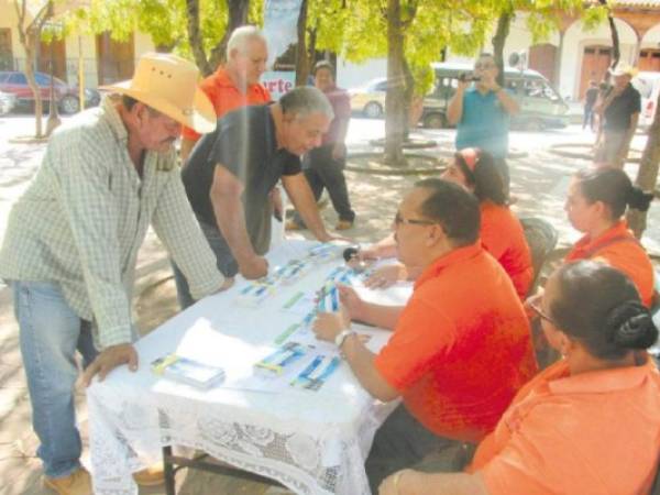 Voluntarios del Comité de Apoyo explican a la población cómo colaborar a través de los talonarios