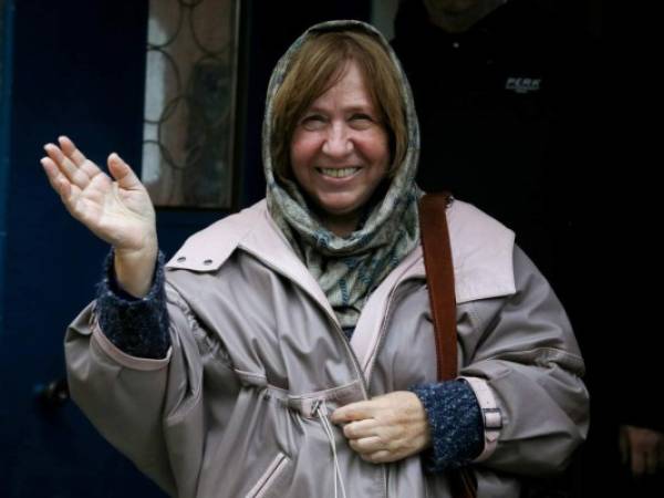 La Academia Sueca galardonó a la periodista y escritora de 67 años, Svetlana Alexievich.