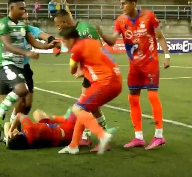 Pelea entre jugadores de UPNFM y Juticalpa FC