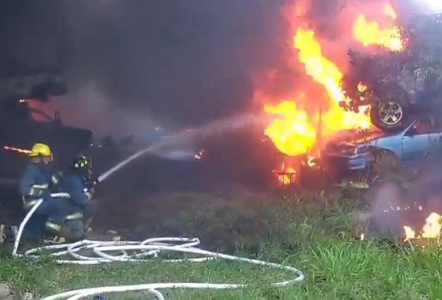 Así quedó la escena tras incendio que consumió 33 vehículos en Roatán