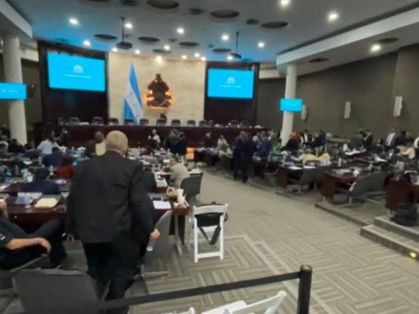 Ocho días duraron las misas negras, las llamadas telefónicas, las presiones y hasta ofrecimientos, en el Congreso Nacional para que se ratificara la adhesión de Honduras a la Corporación Andino de Fomento (CAF) para que al final el titular del Legislativo, Luis Redondo, dijera en las últimas horas que dicha ratificación “nunca fue necesaria” y que más bien hace una semana que mandó el decreto para su respectiva sanción por el Ejecutivo, lo que ha deja a los hondureños cuestionando ¿y entonces para que insistieron tanto por esa ratificación del acta de sesión?