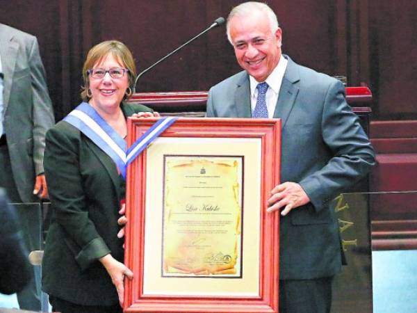 La embajadora Kubiske recibió la Orden Gran Cruz Placa de Oro.