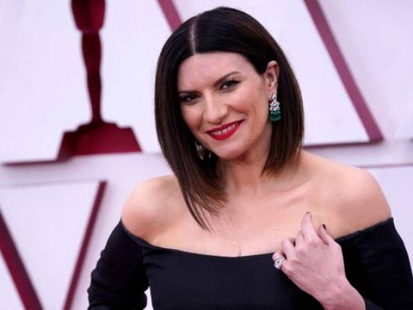 Laura Pausini fue considerada una de las mejores vestidas de la noche. FOTO: AFP