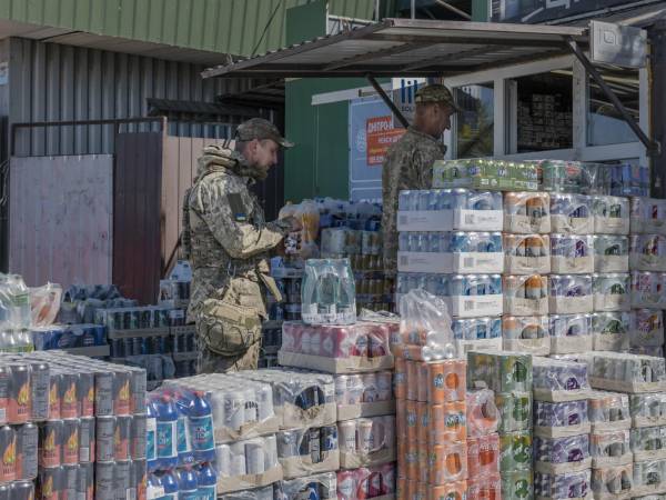 Cajas de bebidas energéticas —y de refrescos— afuera de una tienda cerca de la línea del frente en Ucrania.