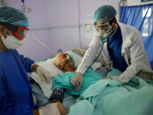 Trabajadores médicos atendiendo a un enfermo de COVID-19 en una unidad de cuidados intensivos de un hospital en Saná, Yemen. Foto AP