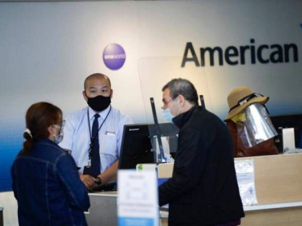 Viajeros en la terminal de American Airlines en el aeropuerto de Los Ángeles. Foto AP.