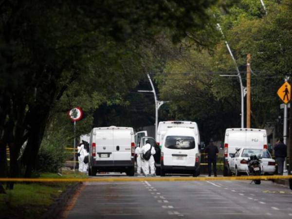 Policías montan guardia en el lugar donde el secretario de seguridad de Ciudad de México, Omar García Harfuch, fue atacado por hombres armados en la mañana del viernes 26 de junio de 2020. Foto AP.