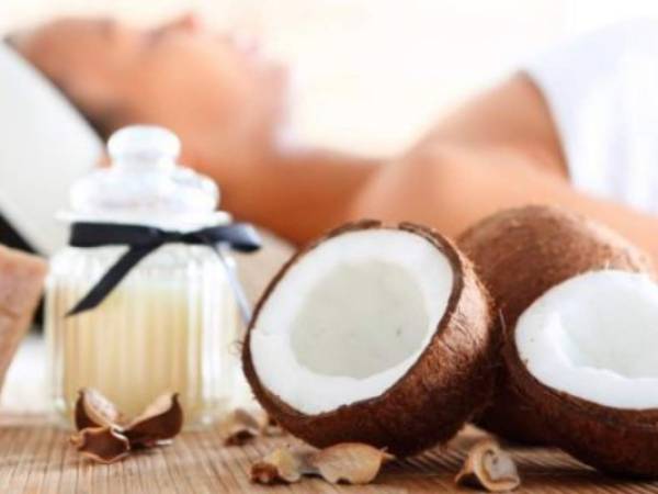 El aceite de coco contiene increíbles propiedades para mejorar la piel y ayudar al cuerpo a absorber las vitaminas y minerales que necesita para funcionar correctamente.Aquí te detallamos los beneficios que debes poner en práctica para aprovechar las maravillosas propiedades del aceite de coco. Fotos Pixabay.