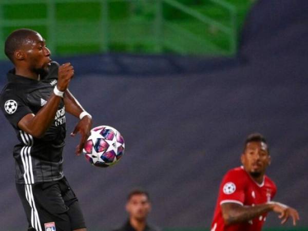 Karl Toko Ekambi de Lyon controla el balón durante el partido de fútbol semifinal de la Liga de Campeones entre Lyon y Bayern en el estadio José Alvalade en Lisboa, Portugal. Foto AP.