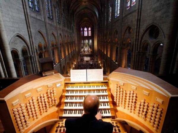 Philippe Lefebvre toca el órgano en la catedral de Notre Dame en París. Foto AP.