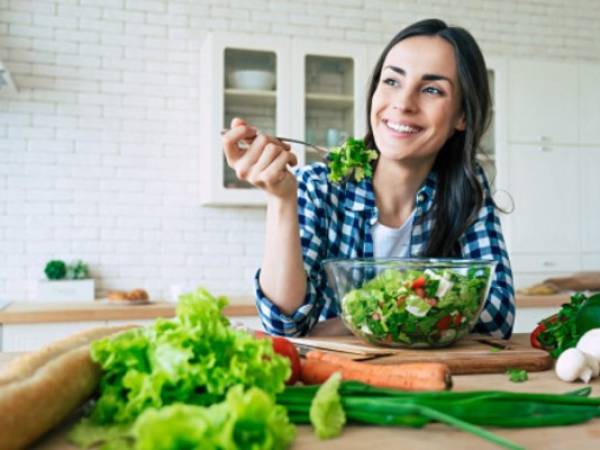 ¿Quieres gozar de una buena salud con ayuda de las frutas? Gracias a diferentes estudios podemos conocer los grandes beneficios que aportan a nuestro organismo las deliciosas frutas.Puedes consumirlas en licuados, jugos, ensaladas o helados, lo importante es incluirlas en la dieta diaria para aprovechar sus aportes. A continuación te mostramos qué frutas debes consumir para permanecer fuerte y sano.