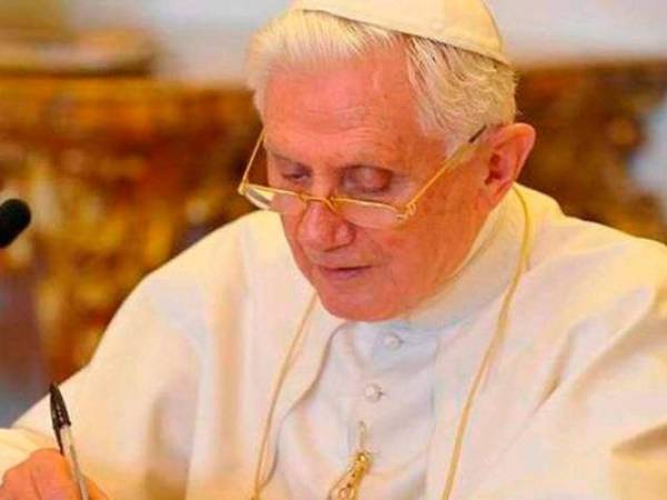 Nacido el 16 de abril de 1927, Benedicto XVI destronó el viernes aunque con el título inédito de papa 'emérito' al italiano Léon XIII. Foto AFP.