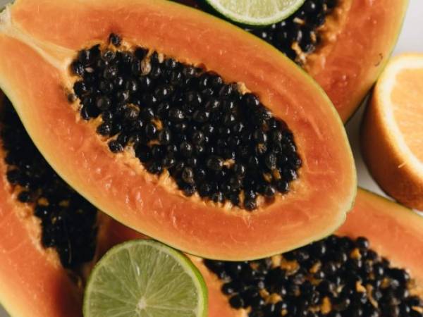 No solo es deliciosa, la papaya también puede ayudar a disminuir el riesgo de padecer obesidad, hipertensión, enfermedades cardiovasculares y algunos tipos de cáncer. Al ser tan rica en nutrientes es beneficiosa para nuestra salud.A continuación te explicamos sus propiedades en el organismo. ¡No dejarás de consumirla!