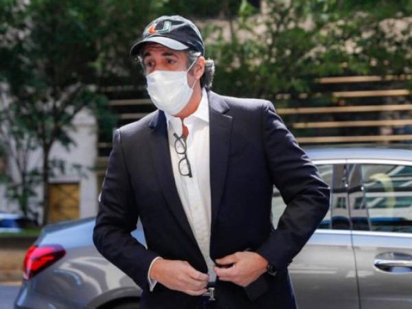 El exabogado personal del presidente Donald Trump, Michael Cohen, arriba a su apartamento en Manhattan tras recibir un permiso de salida de prisión debido al coronavirus. Foto AP.