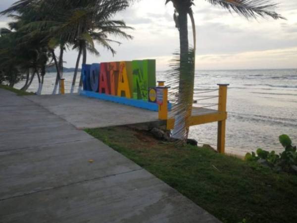 Así amaneció Roatán luego del paso de la Tormenta Tropical Nana. Foto COPECO.