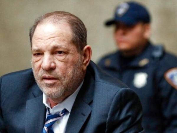 Harvey Weinstein sale de una corte de Manhattan durante su juicio por violación en Nueva York. Foto AP.