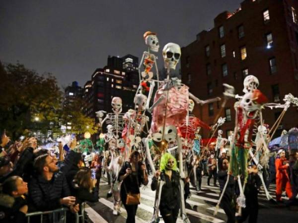 Juerguistas participan en el desfile de Halloween del Greenwich Village en Nueva York, el 31 de octubre del 2019. Foto AP.