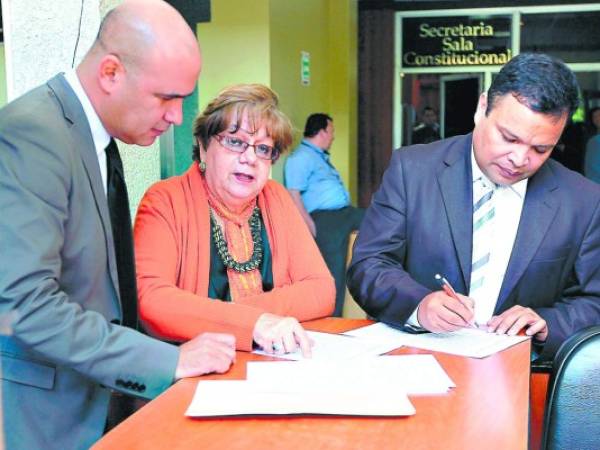 Los diputados Rafael Padilla, del Pac; Doris Gutiérrez, del Pinu; y Jari Dixon, de Libre, firman su solicitud frente a la Sala Constitucional.