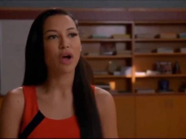 Naya interpretando 'If I die young' durante escena de Glee. Foto captura del video.