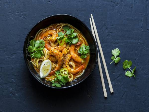 Laksa es una sopa del sudeste asiático cuyo sabor se acentúa con la dulzura del fruto del cocotero.