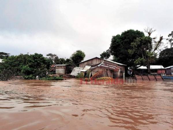 La comunidad de Barauda permanece inundada y el temor de las personas es evidente porque continúa lloviendo en la zona.