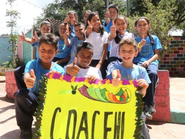 Los estudiantes de la Escuela Villa Olímpica elaboraron este colorido rótulo para mostrar su agradecimiento a los ejecutivos de Coacehl por apoyar el proyecto Escuelas Amigables con el Ambiente.