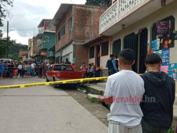 El cuerpo del joven quedó en una cuneta de la colonia Rafael Leonardo Callejas. Foto: Alex Pérez/EL HERALDO.