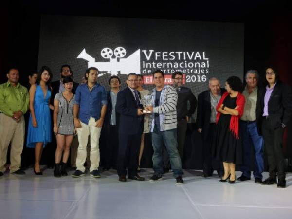 El crew de “Santitos” recibe el premio al Mejor cortometraje del V Festival Internacional de Cortos (Fotos: Emilio Flores-Jimmy Argueta/EL HERALDO)