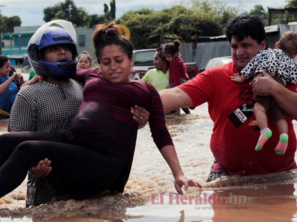 Eta y Iota dejaron muerte y devastación en el territorio hondureño. Hay zonas que permanecen bajo el agua e incomunicadas. Foto: AFP