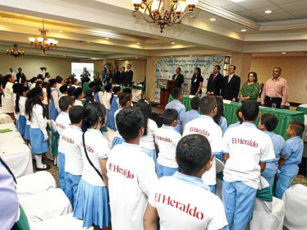 Los alumnos de las escuelas participantes dieron cátedra de conciencia ecológica a las autoridades al tomar la batuta del Congreso Infantil, en el que compartieron experiencias y propusieron nuevas medidas para crear una cultura verde.