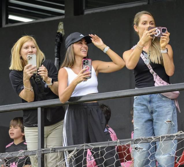 En fotos: Messi y Antonela Roccuzzo causan revuelo en Argentina tras debut de su hijo