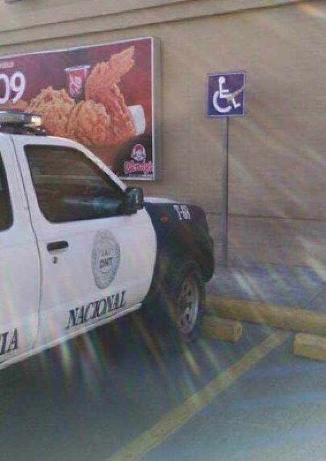 ¡Justicia! Multan a policía por estacionarse en el lugar de personas discapacitadas