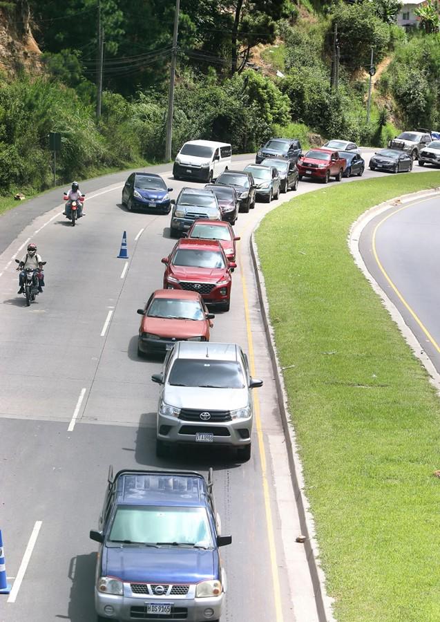 Largas filas en salida al norte por vacacionistas que abandonan Tegucigalpa