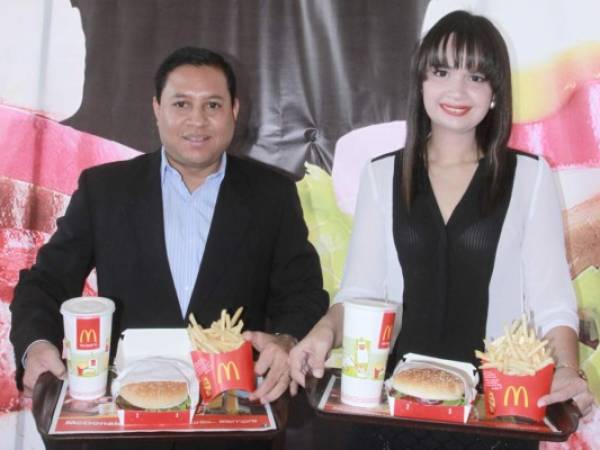 Eddy Gálvez, gerente regional de operaciones de McDonald’s y Miriam Sibrian, gerente de mercadeo.