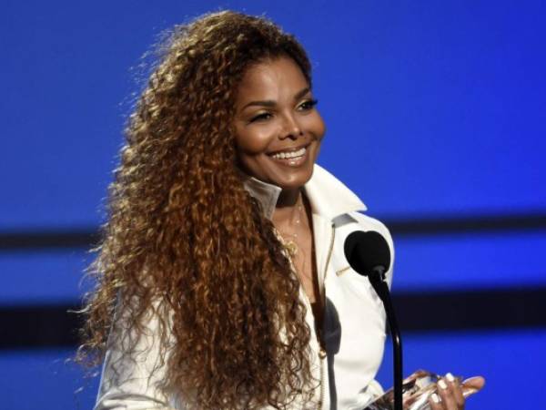 En esta foto del 28 de junio del 2015, Janet Jackson es reconocida como ícono en la ceremonia de los Premios BET en Los Ángeles. Jackson será honrada con premio Ícono el 20 de mayo del 2018 en la gala de los Premios Billboard.