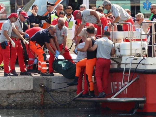 Unidades de Bomberos y Guardacostas buscan personas desaparecidas que se encontraban a bordo de un velero que se hundió en Palermo, Sicilia, Italia.