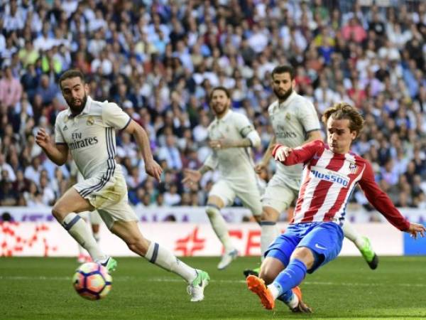 Dani Carvajal del Real Madrid ante Antoine Griezmann del Atlético de Madrid en el último duelo disputado por la Liga (Foto: Agencias)