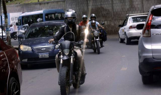 Como parte de la seguridad vial de los motociclistas en Honduras, es importante conocer las diferentes señales de tránsito que alertan y previenen incidencias y hasta fatídicos accidentes de tránsito. Desde la prohibición de virar en una curva hasta para prevenir en una zona escolar. A continuación los detalles.