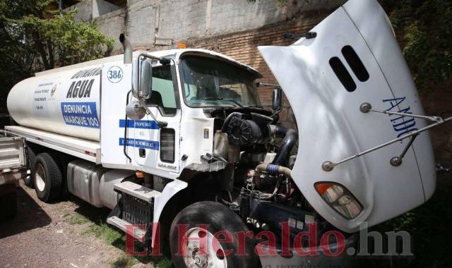 Unas 10 cisternas están varadas en un plantel de bulevar Juan Pablo II, pues están inservibles.