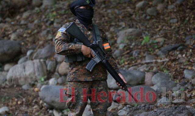 La Unidad Investigativa de EL HERALDO evidenció que los militares salvadoreños sí están patrullando la frontera.