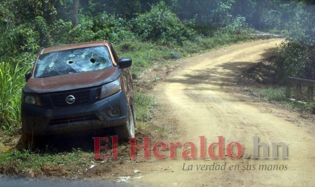 En este vehículo fueron víctimas de un atentado dos personas. Moradores dijeron que murieron padre e hijo.