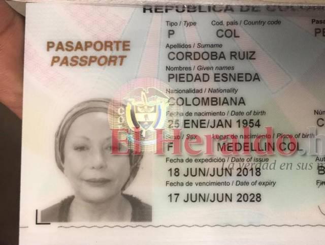 Escoltada y a punto de volar a Panamá: primeras fotos de Piedad Córdoba requerida con 68 mil dólares en Honduras