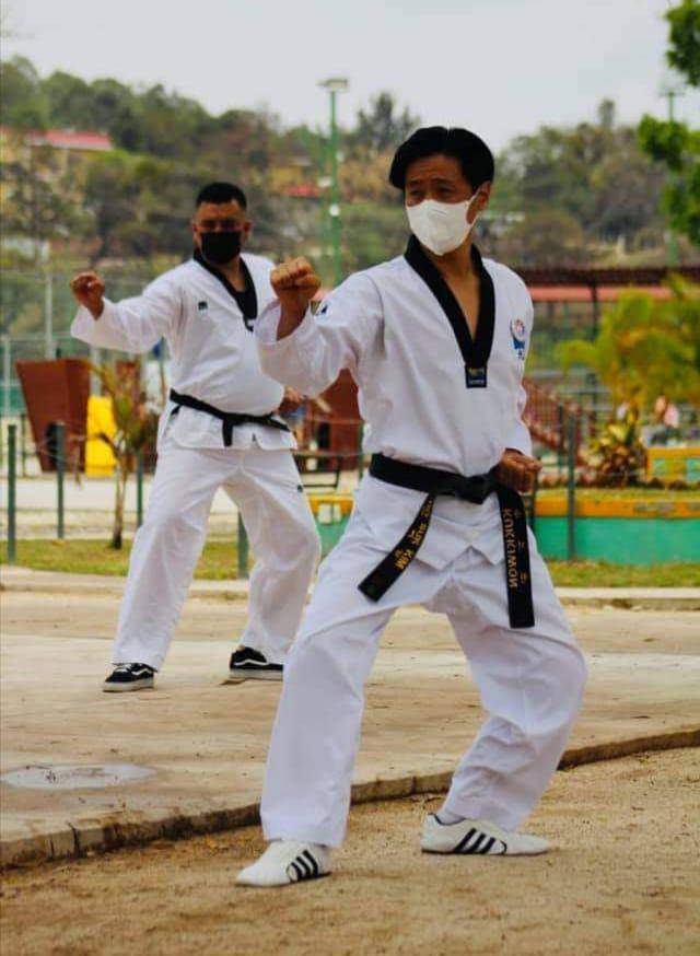 El Gran Máster Kim Hosuk, representante para Honduras de la Kukkiwon. La Kukkiwon, también conocido como World Taekwondo Headquarters y hogar de la Academia Mundial de Taekwondo, es la organización reguladora oficial del taekwondo.