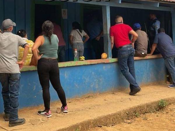 Sandra Hernández, de 43 años, vecina de la aldea Brisas de Jaguaca y madre de dos hijas, Lissy Barrera de 12 años y Angie Barrera de 8, era la propietaria de una pequeña pulpería que servía como su principal fuente de ingresos para sustentar a su familia, esta mañana fueron descubiertas muertas por un poblador que “iba a comprar a la pulpería y encontró los cuerpos”, habían sido asesinadas a machetazos. Lo que se sabe del atroz caso que enluta a Honduras 21 de mayo.